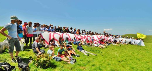 I partecipanti al raduno chiedono a gran voce il Parco del Catria, Nerone e Alpe della Luna (foto di Claudio Bruscoli)